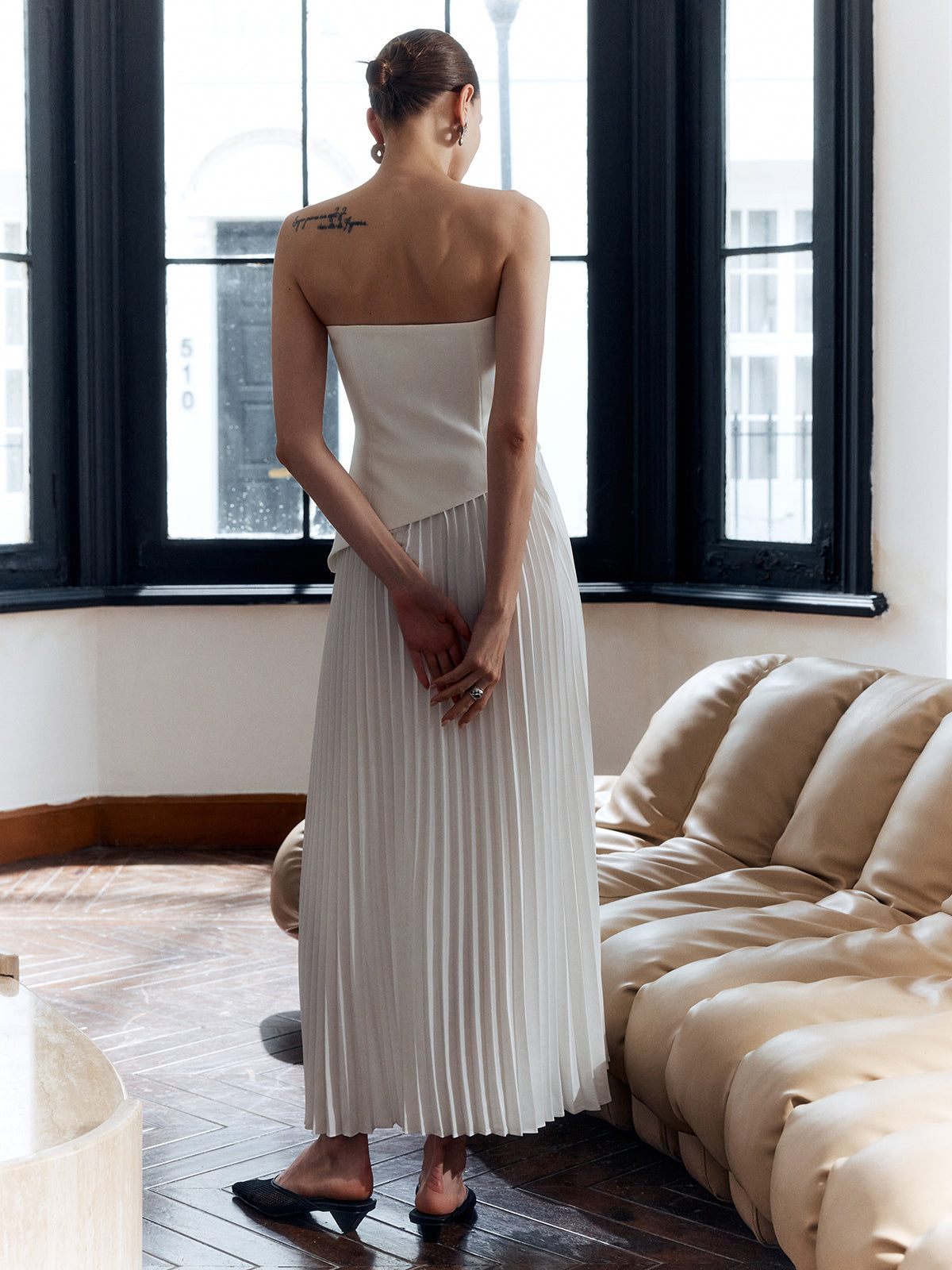 OlivŽ Solides, plissiertes, trägerloses Kleid mit Schlitz 