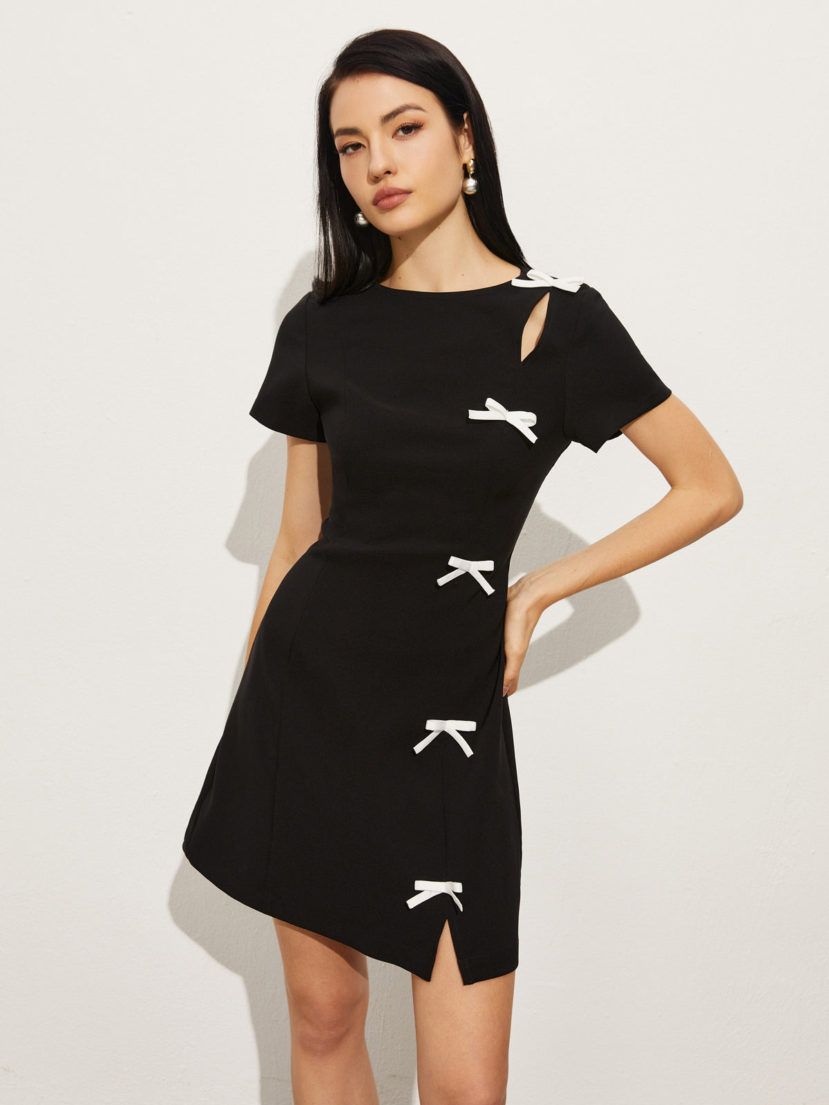 Kurzes Kleid aus Veloursgewebe mit seitlichem Schlitz und Schleife 