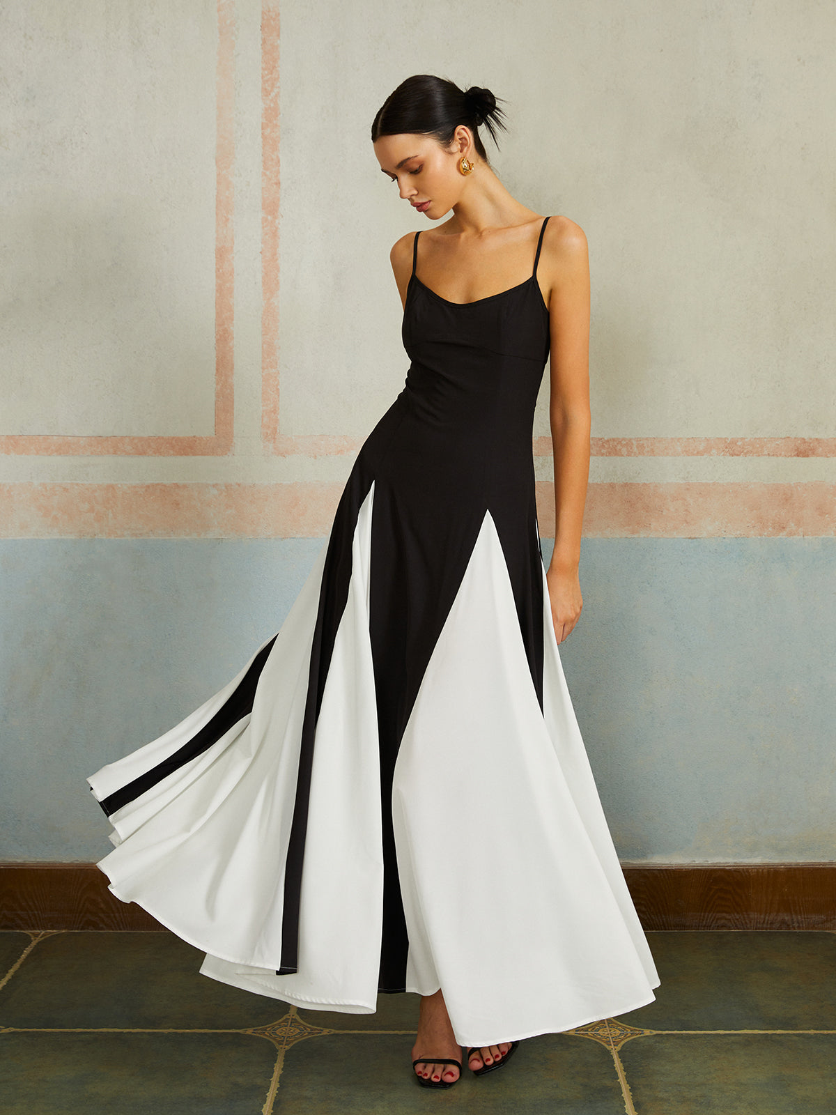 Morvys – Langes Kleid mit Spaghettiträgern und Farbblockdesign 