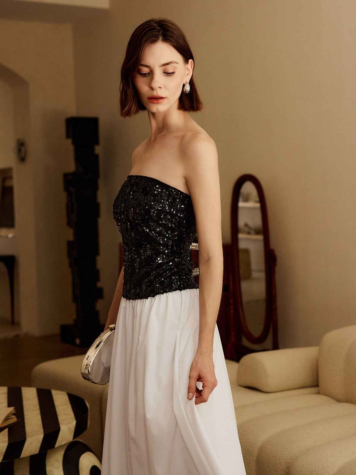 Solarfire – Langes Schlauchkleid mit plissierten Pailletten 