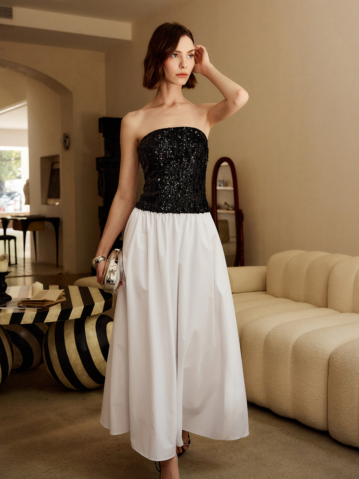 Solarfire – Langes Schlauchkleid mit plissierten Pailletten 