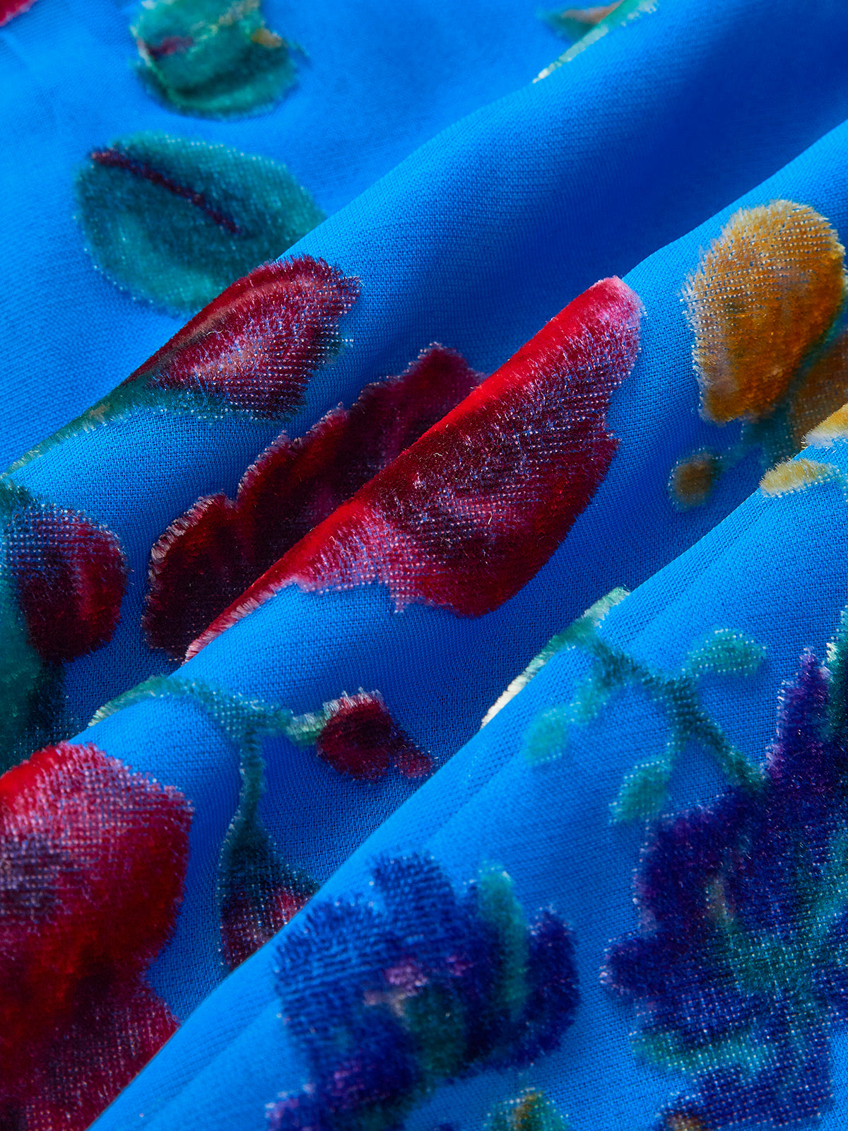 Iriddust sammetsklänning med jacquardmönster och halterneck 