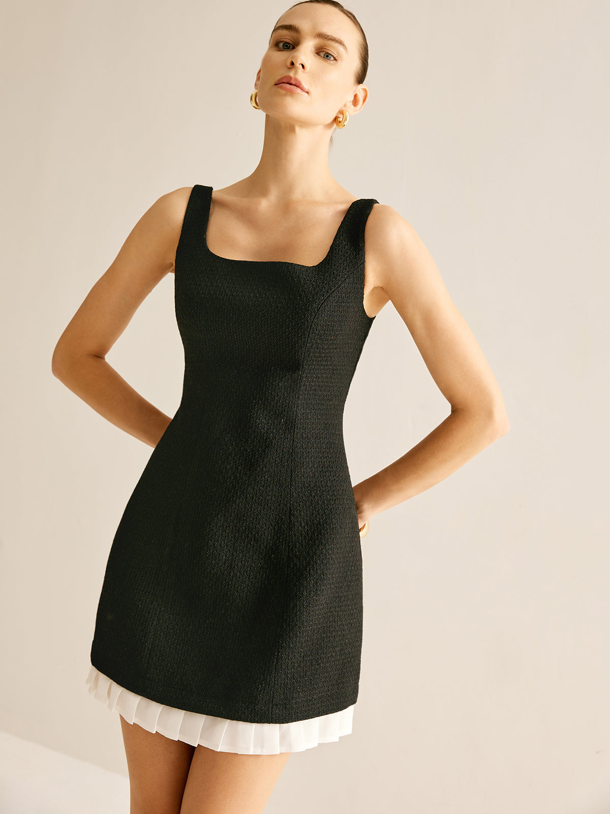 Kurzes Tweed-Tankkleid mit Plisseebesatz und Veloursspitze