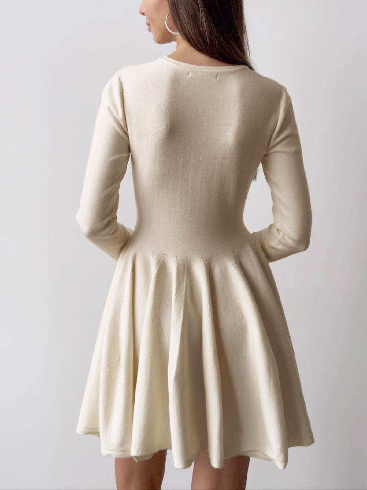 Enchantspun – Kurzes, schlichtes, plissiertes Pulloverkleid 