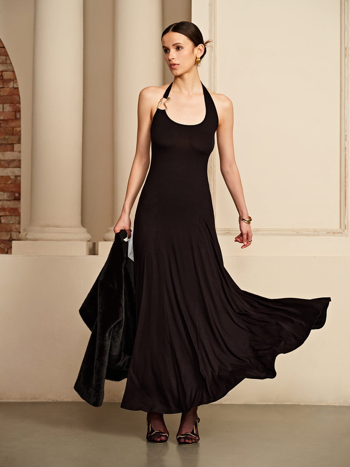 Luxweave – Fließendes Neckholderkleid mit unregelmäßigen Ringen 