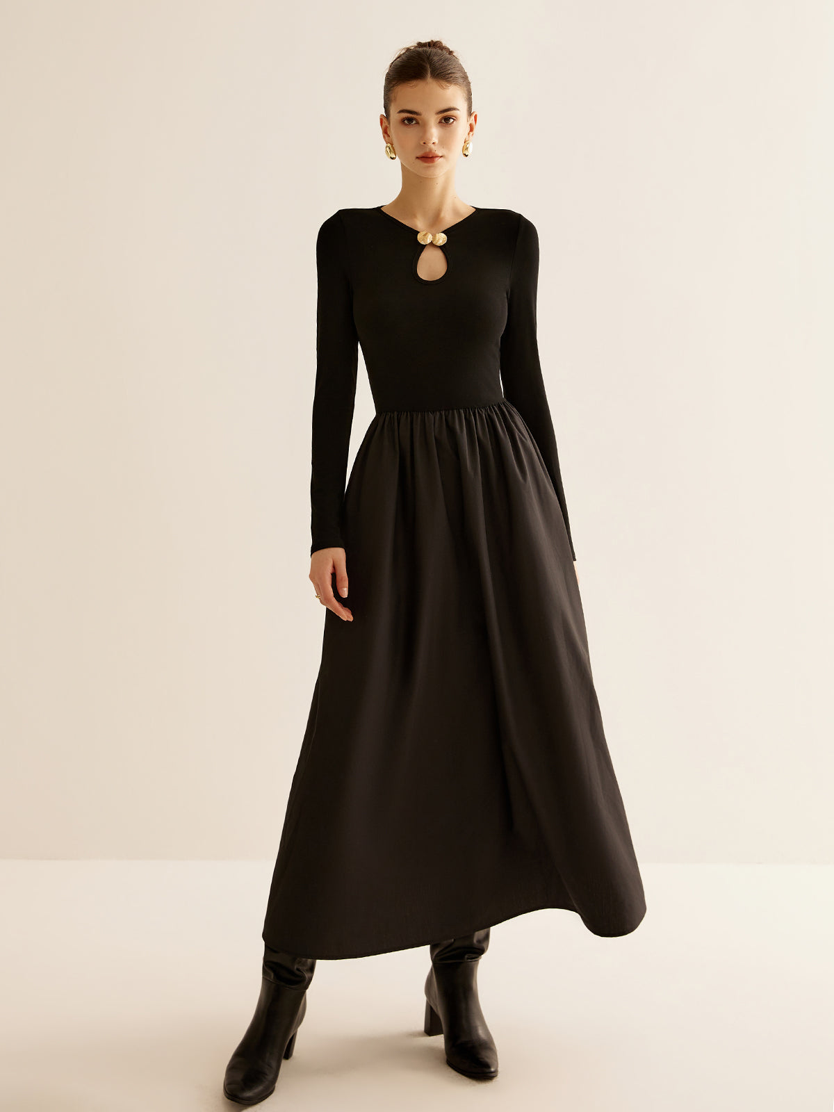Opallace Kleid mit Schlüssellochausschnitt und Einsätzen 
