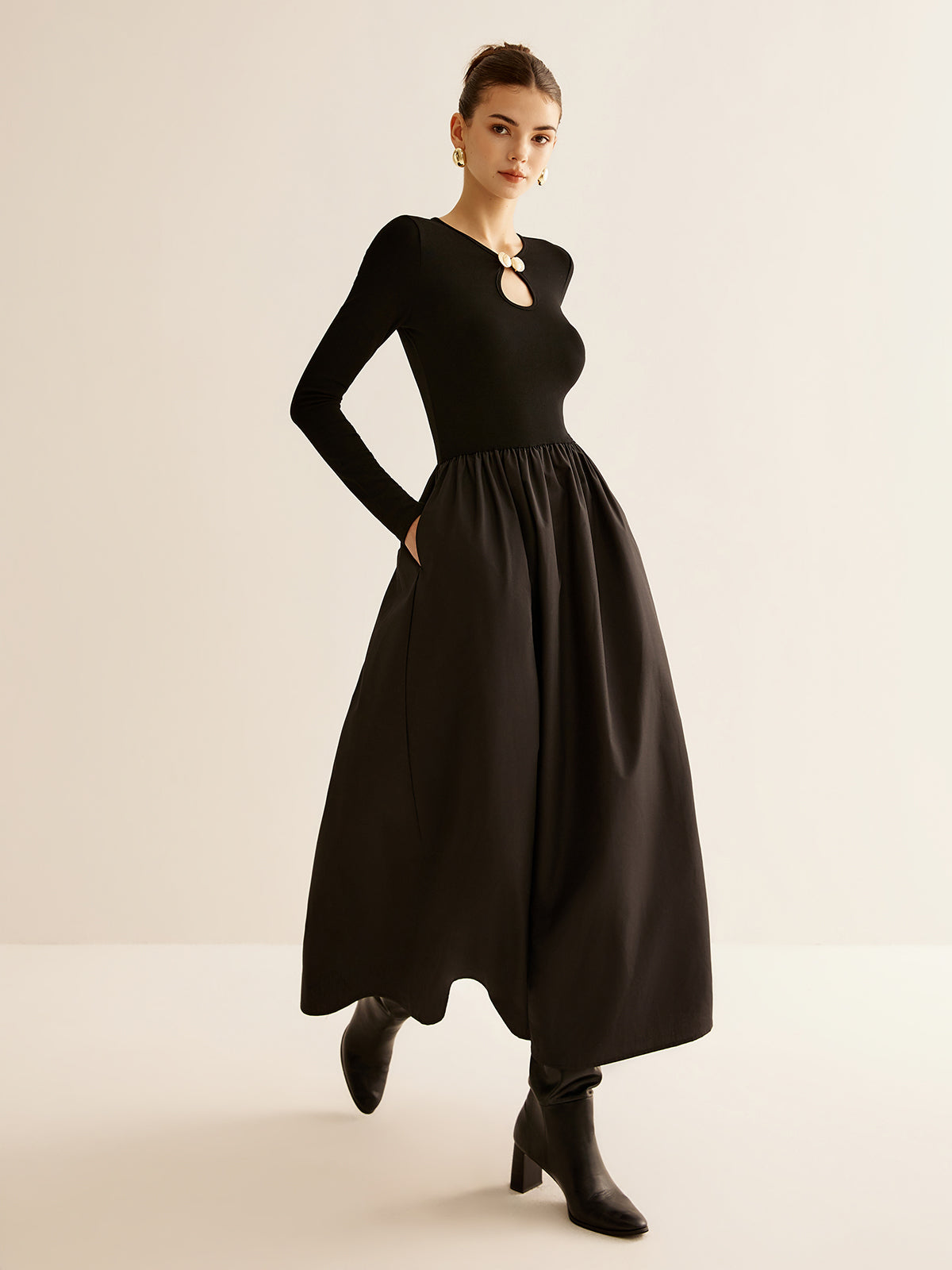 Opallace Kleid mit Schlüssellochausschnitt und Einsätzen 