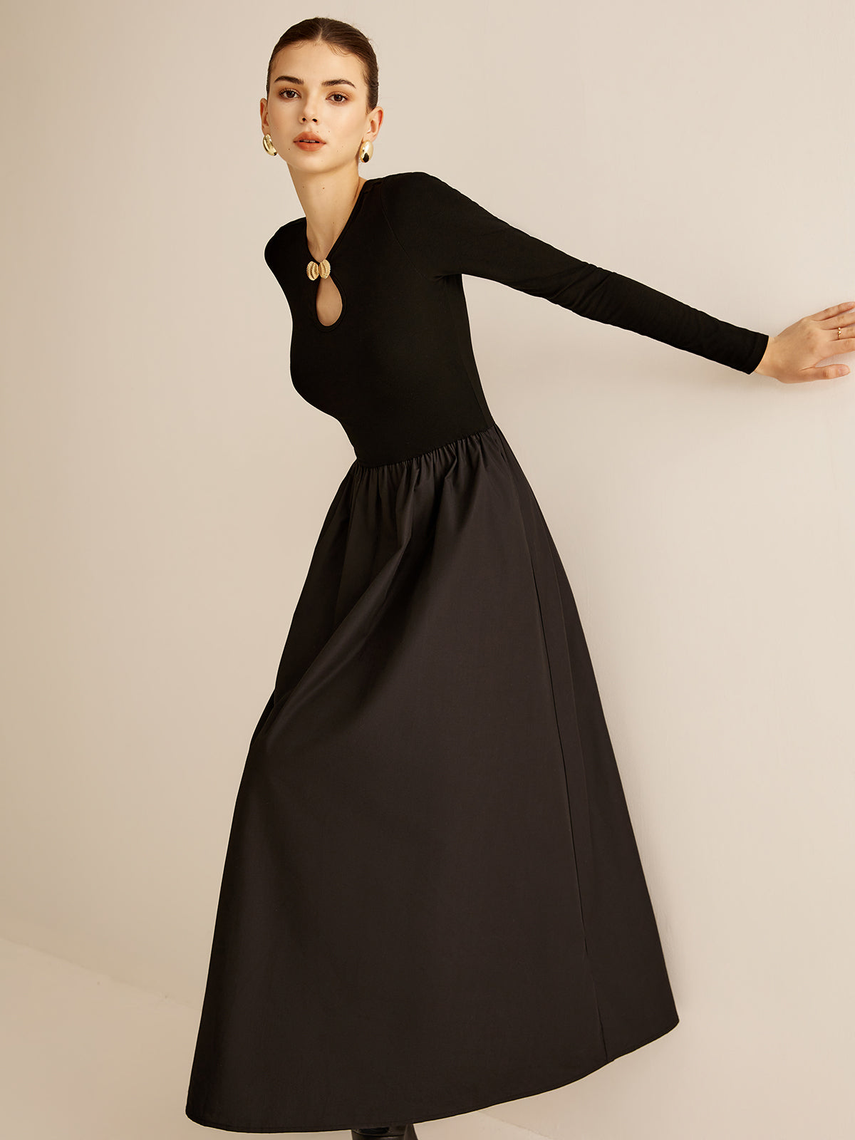 Opallace Kleid mit Schlüssellochausschnitt und Einsätzen 