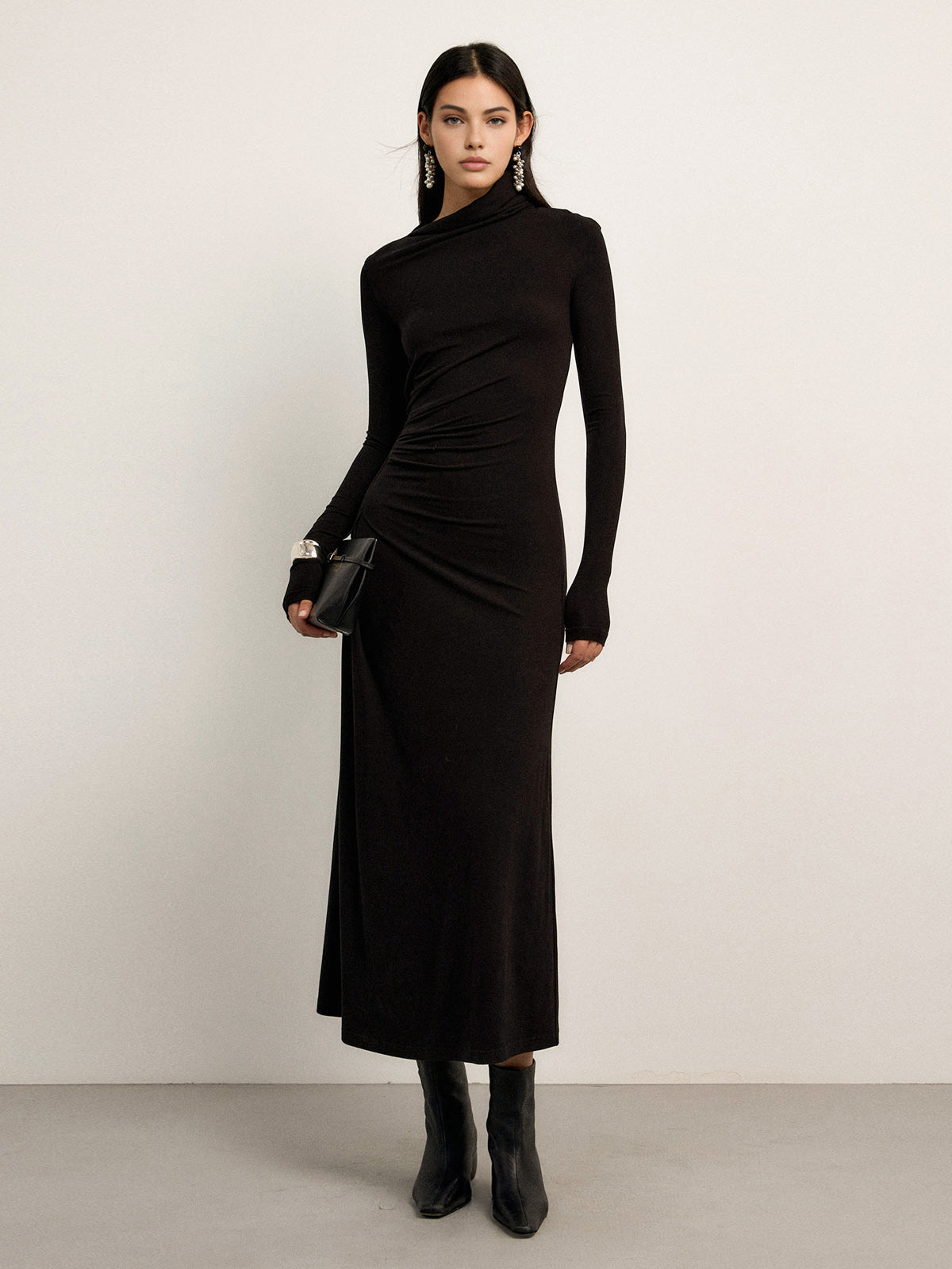 Luminas – Figurbetontes Maxikleid mit asymmetrischem Ausschnitt und langen Ärmeln und Rüschen 