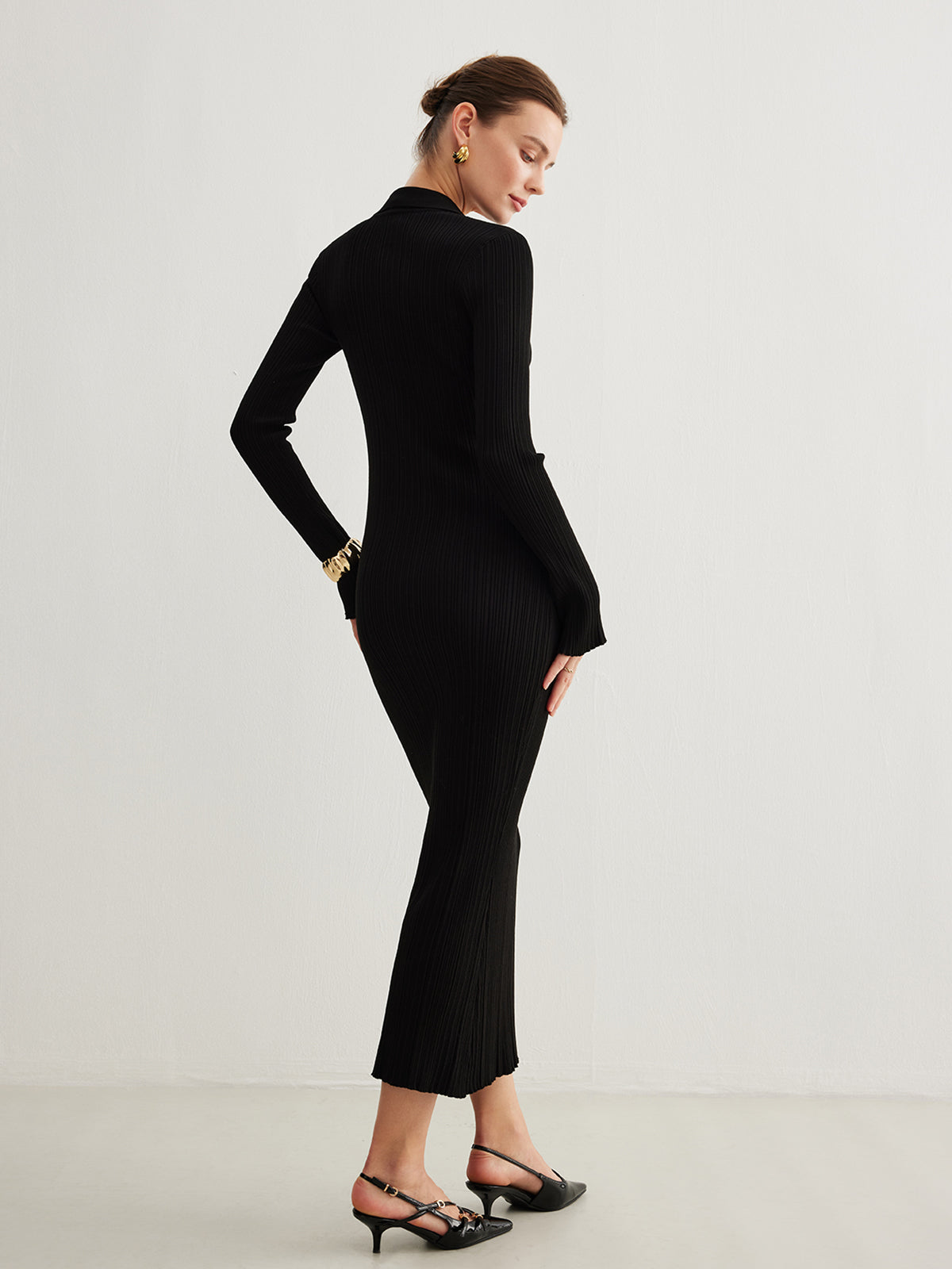 Divinespun Langes Pulloverkleid mit Glockenärmeln und Metallknöpfen 