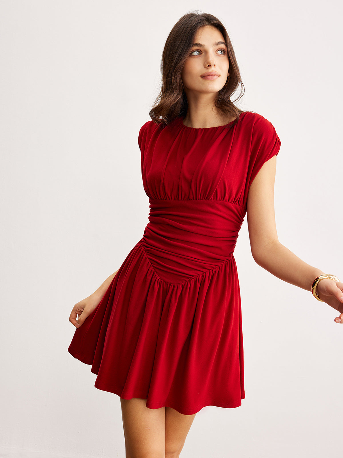 Prismwind – Elegantes, plissiertes Rüschenkleid