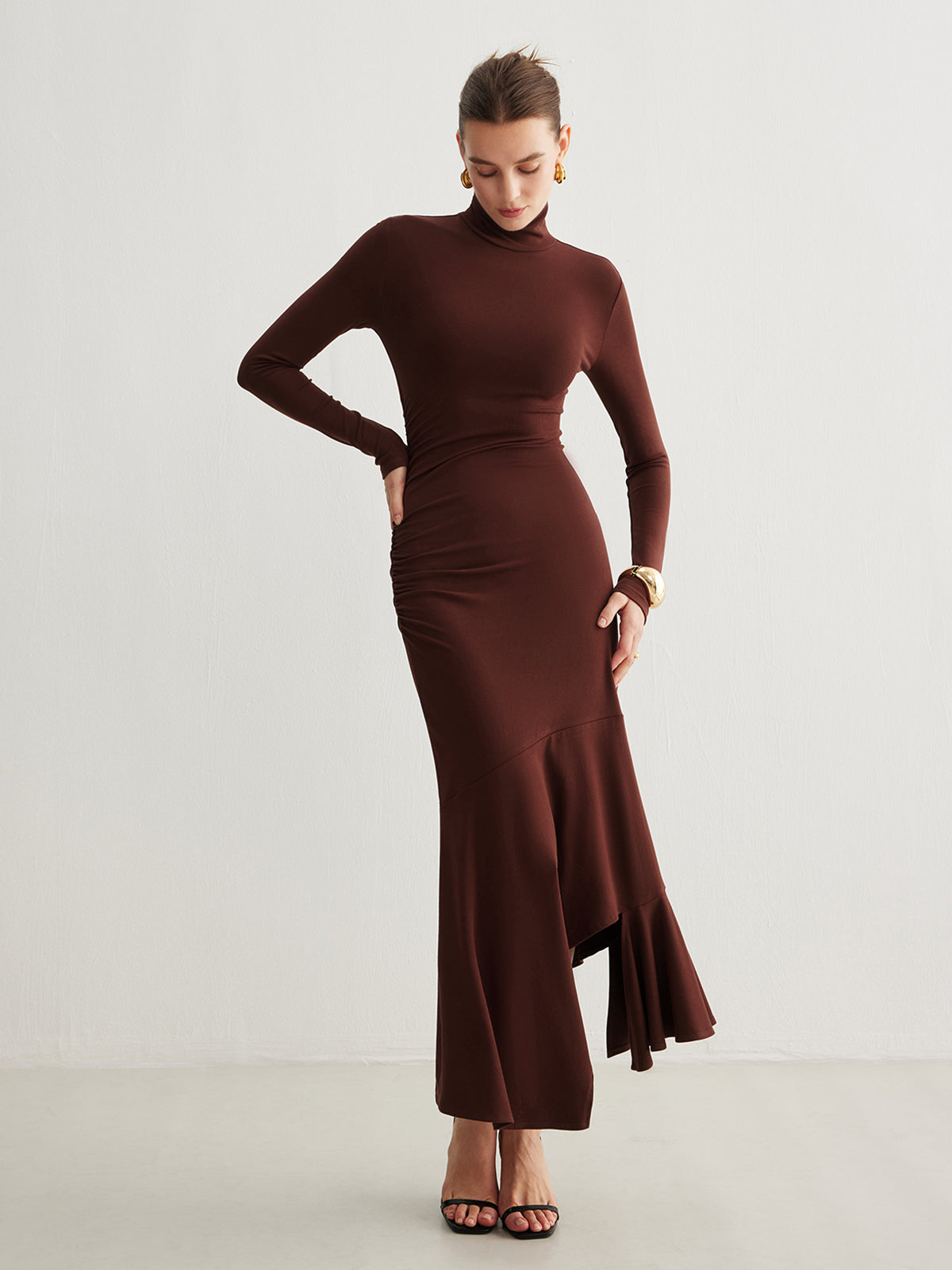 Enchantsilk – Langes Rollkragenkleid mit unregelmäßiger Plisseefalte 