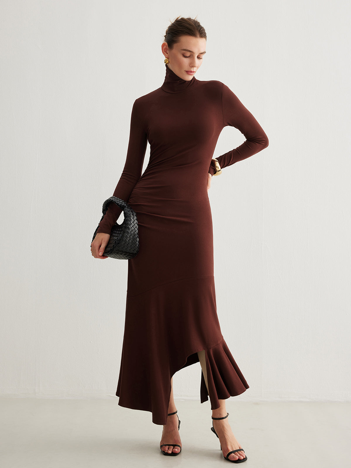 Enchantsilk – Langes Rollkragenkleid mit unregelmäßiger Plisseefalte 