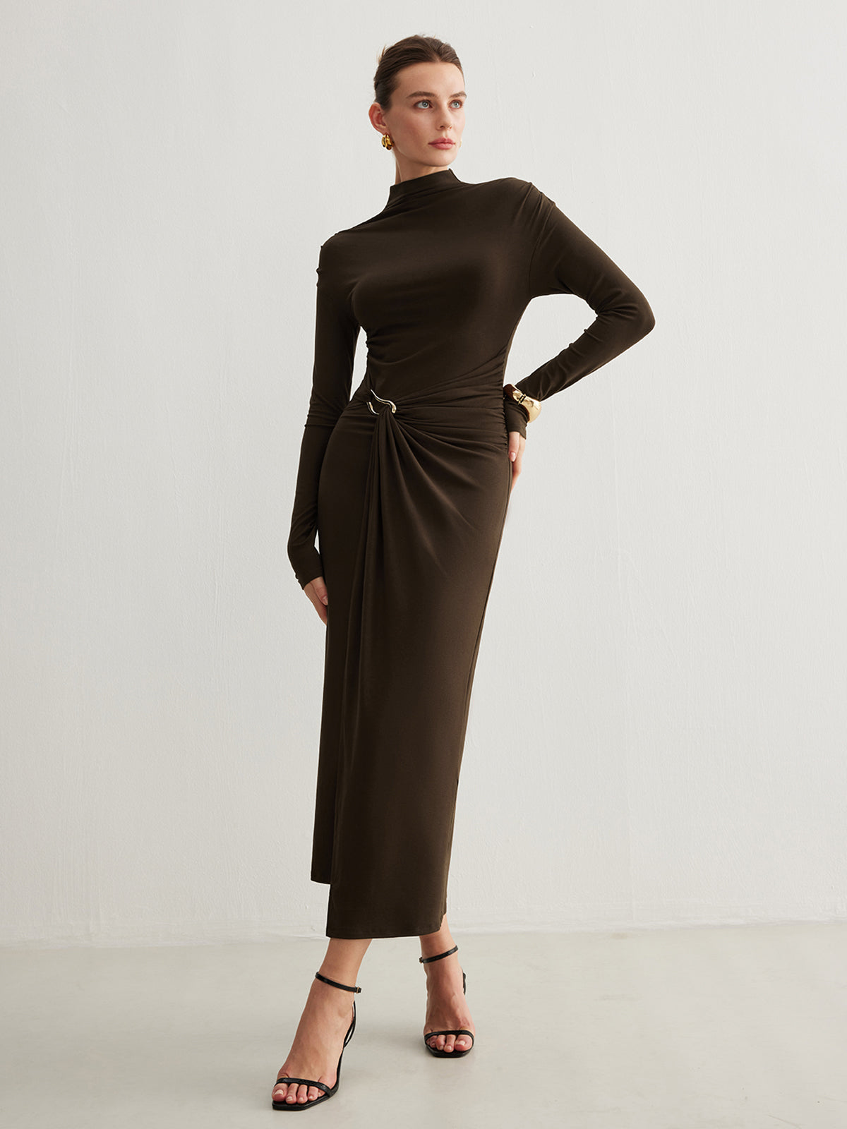 Shimfire – Plisseekleid mit unregelmäßigem Metallring-Schlitz 
