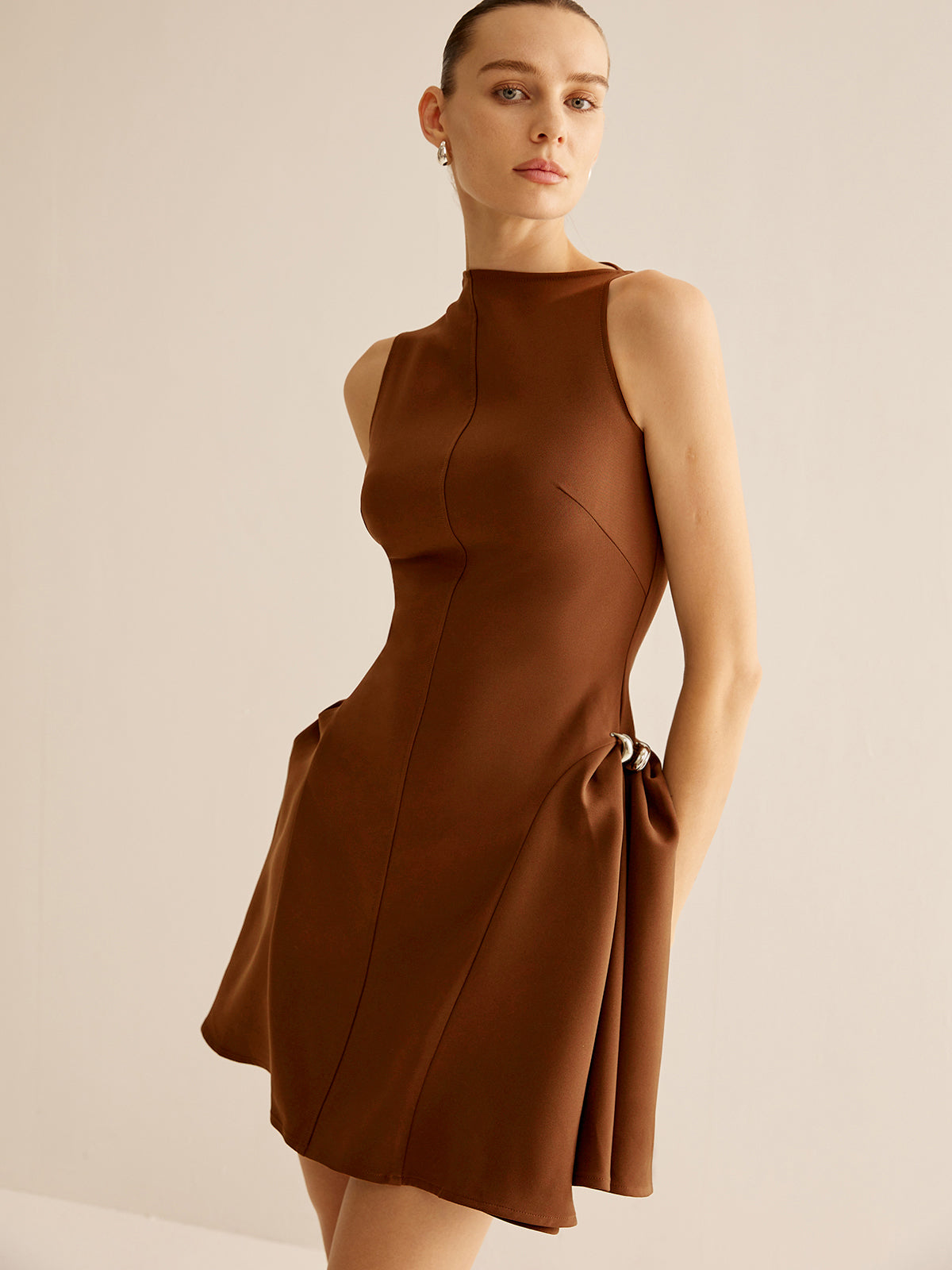 Mystral – Gerüschtes Kleid mit asymmetrischem Krageneinsatz 