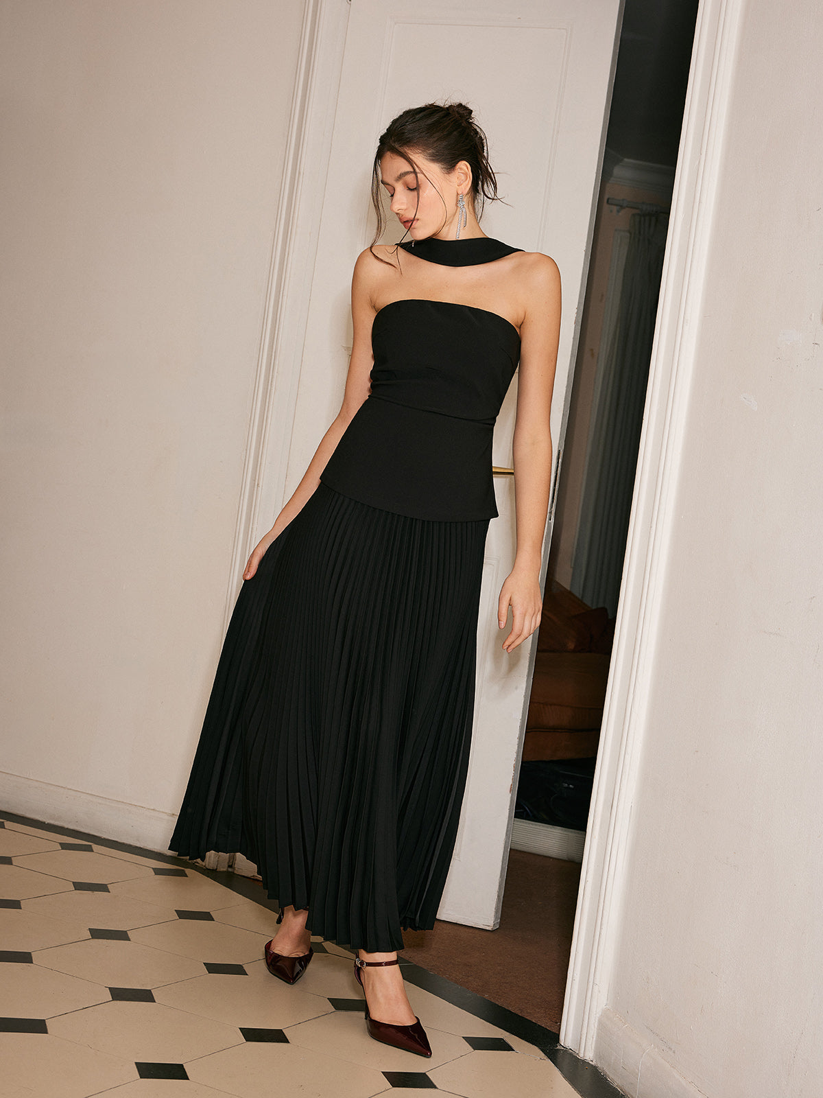 Liora Kleid mit plissiertem Einsatz und Choker-Design 