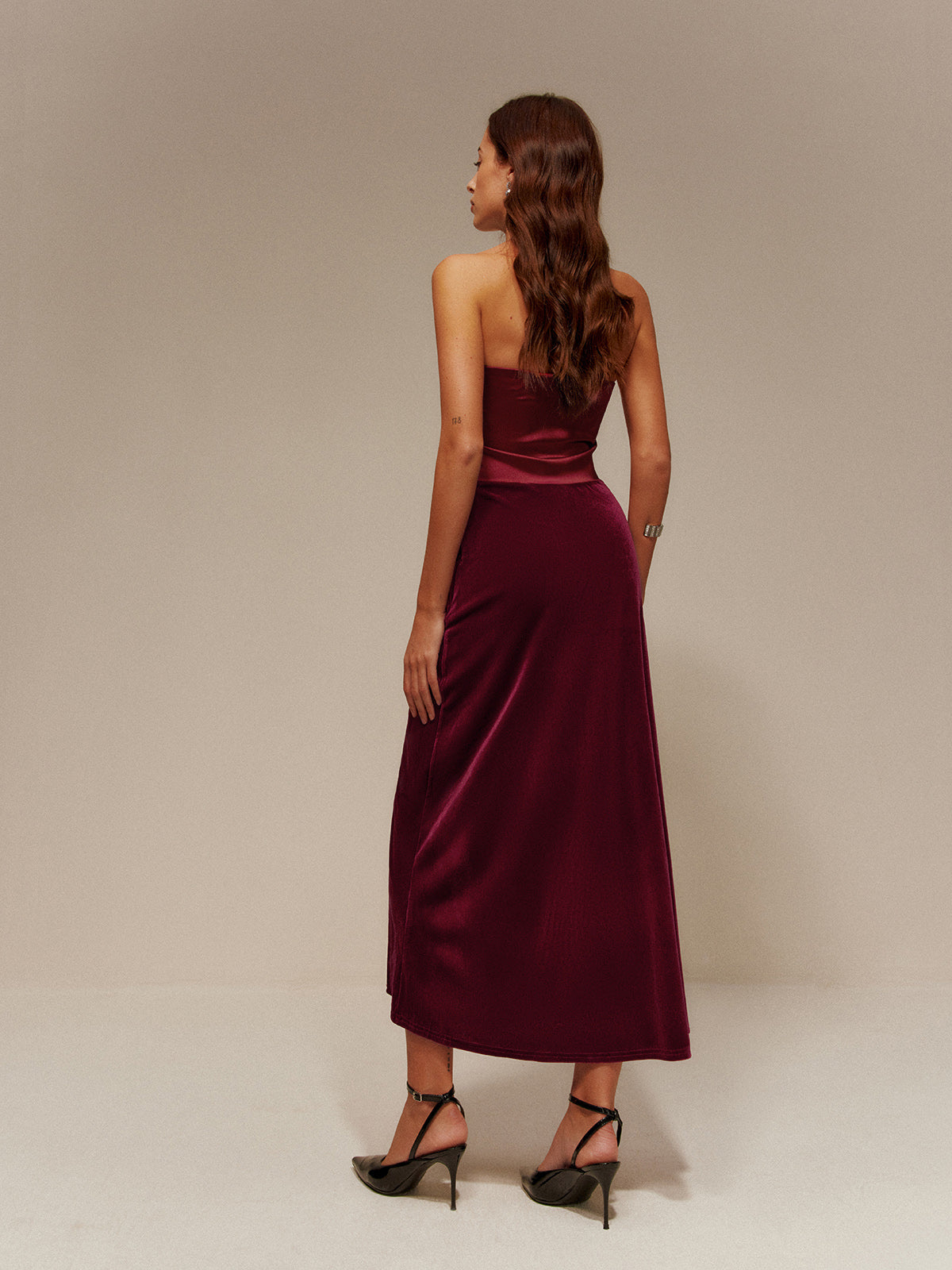 Mystic Plissiertes Schlauchkleid aus Satin-Einsatz und Samt 