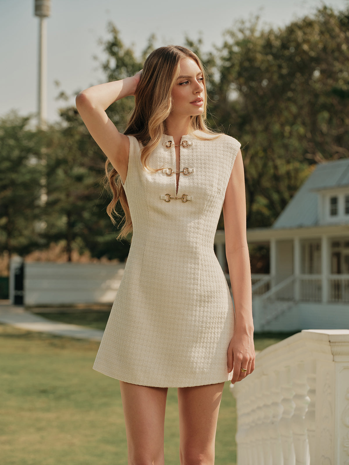 Raveth – Ärmelloses Tweed-Kleid mit Metallknöpfen 