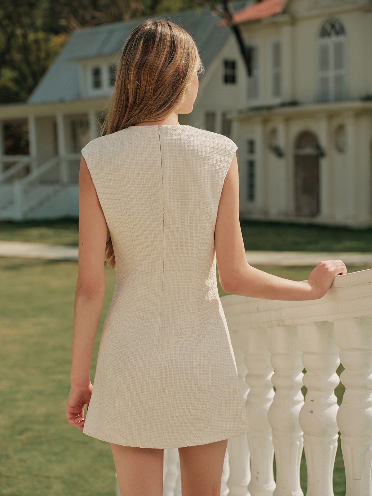 Raveth – Ärmelloses Tweed-Kleid mit Metallknöpfen 