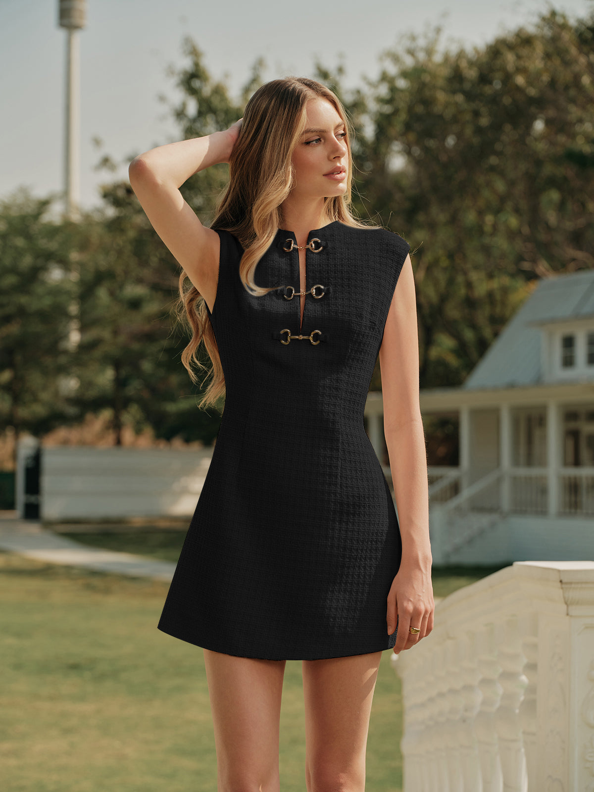 Raveth – Ärmelloses Tweed-Kleid mit Metallknöpfen 