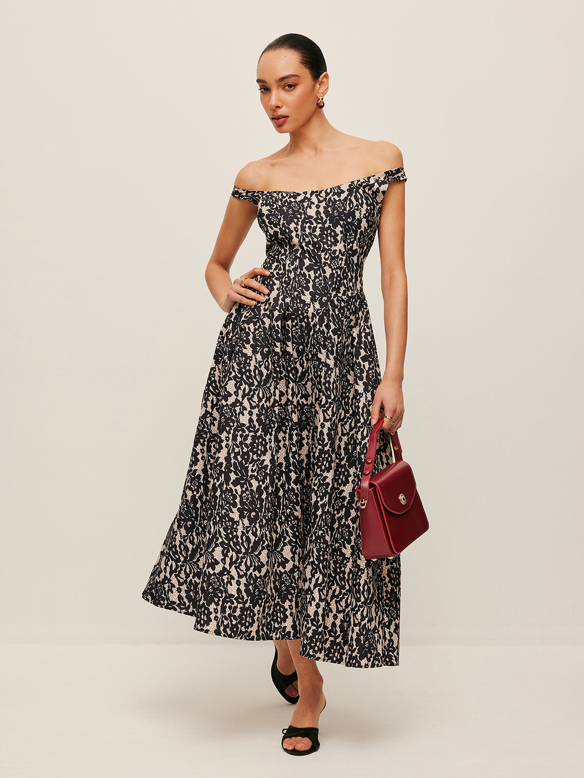 Tiha – Schulterfreies Kleid mit Blumenmuster 