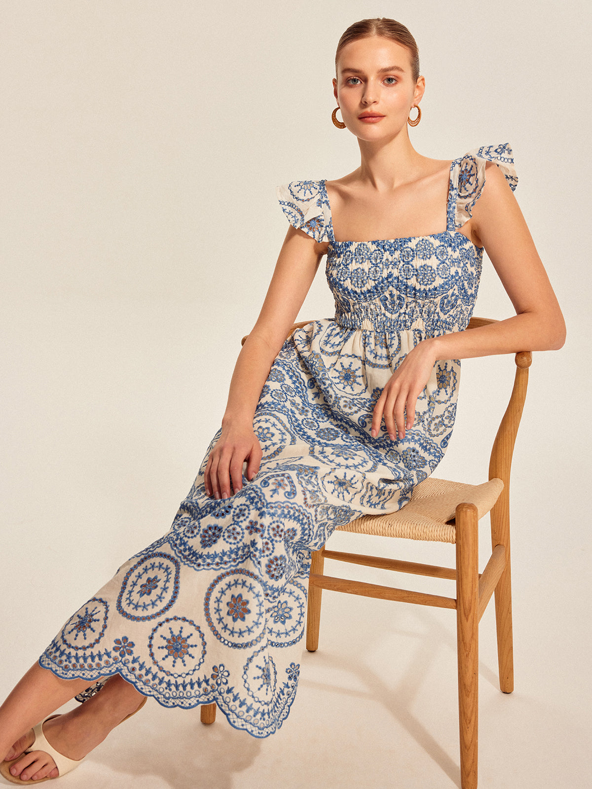 Mirabelle Semi-Sheer Boho Blommig Klänning med Utskurna Ryggar