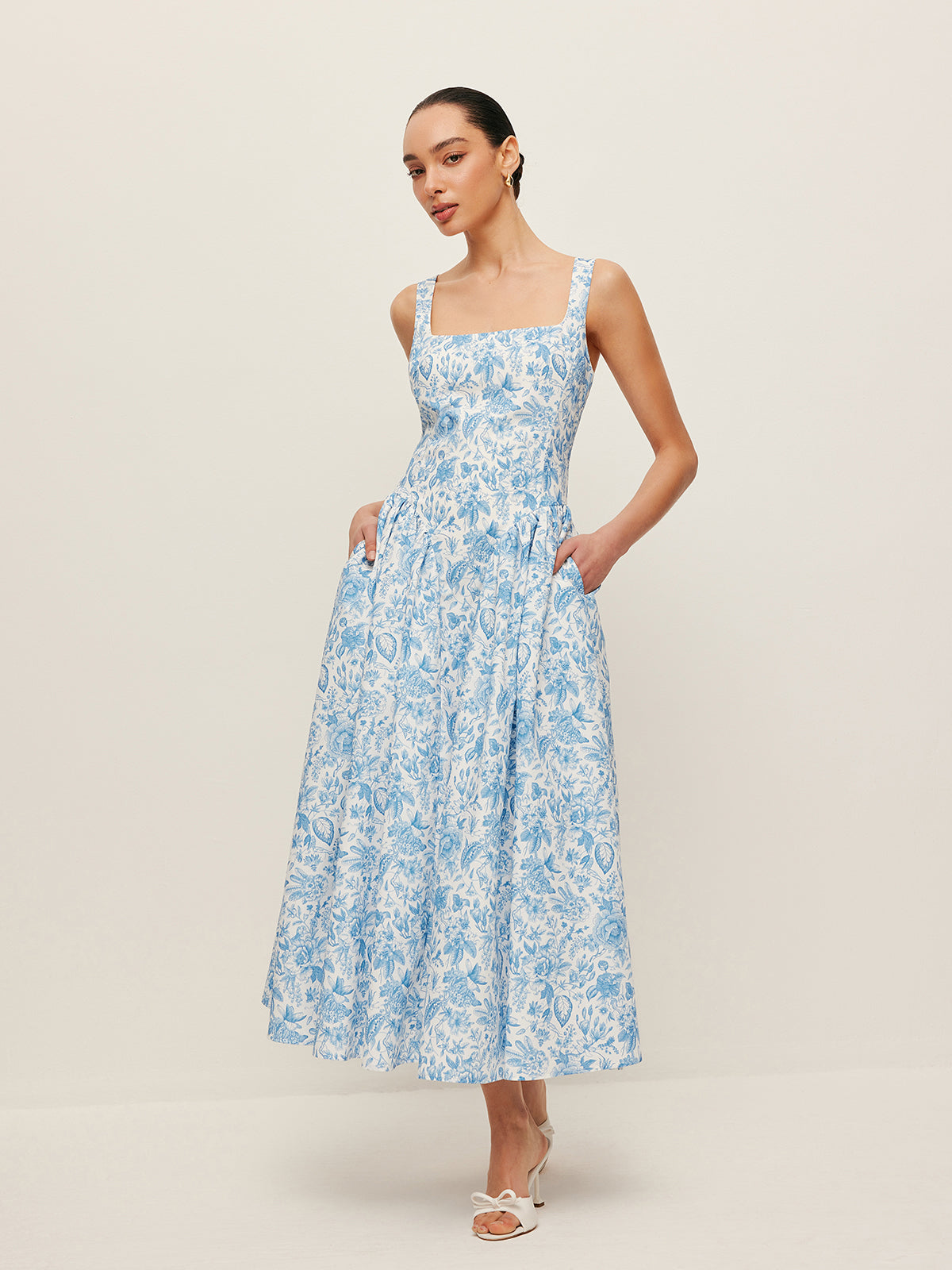 Orelle – Bedrucktes Kleid mit eckigem Ausschnitt und Taschen 