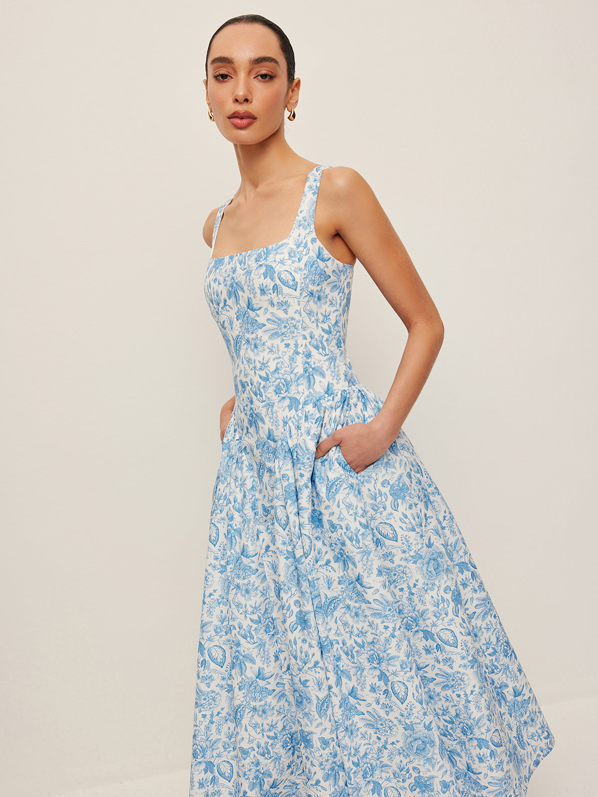 Orelle – Bedrucktes Kleid mit eckigem Ausschnitt und Taschen 