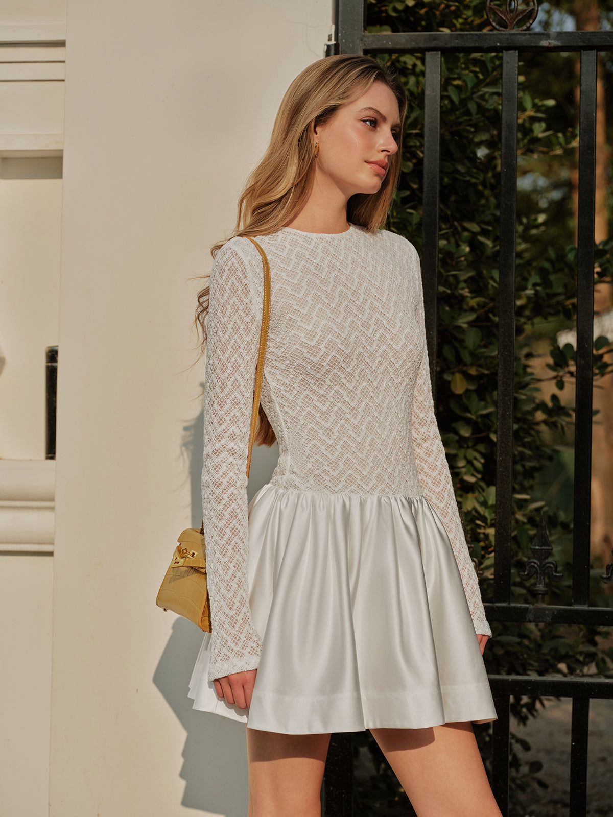 Prismspun – Langärmliges Kleid mit halbtransparentem Spitzen-Satin-Einsatz 