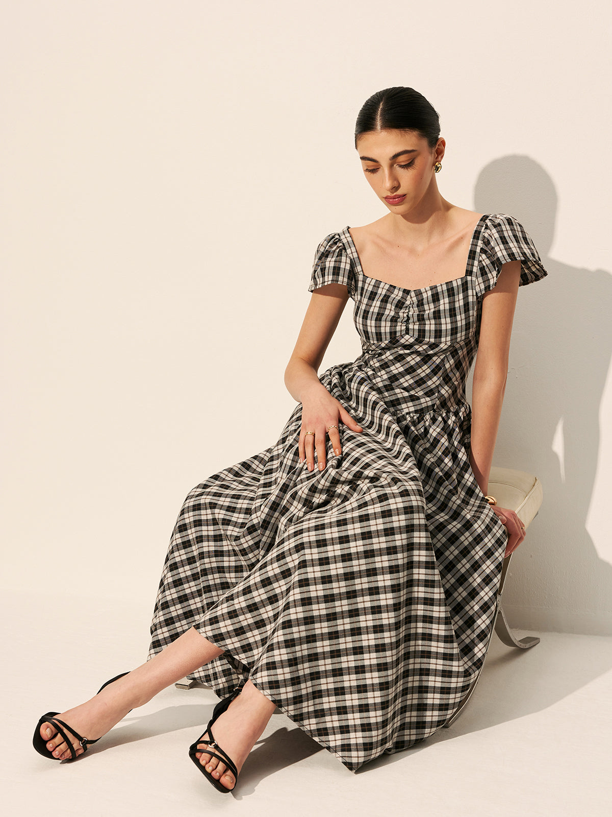 Majestweave – Kleid mit Puffärmeln und Schachbrettmuster 