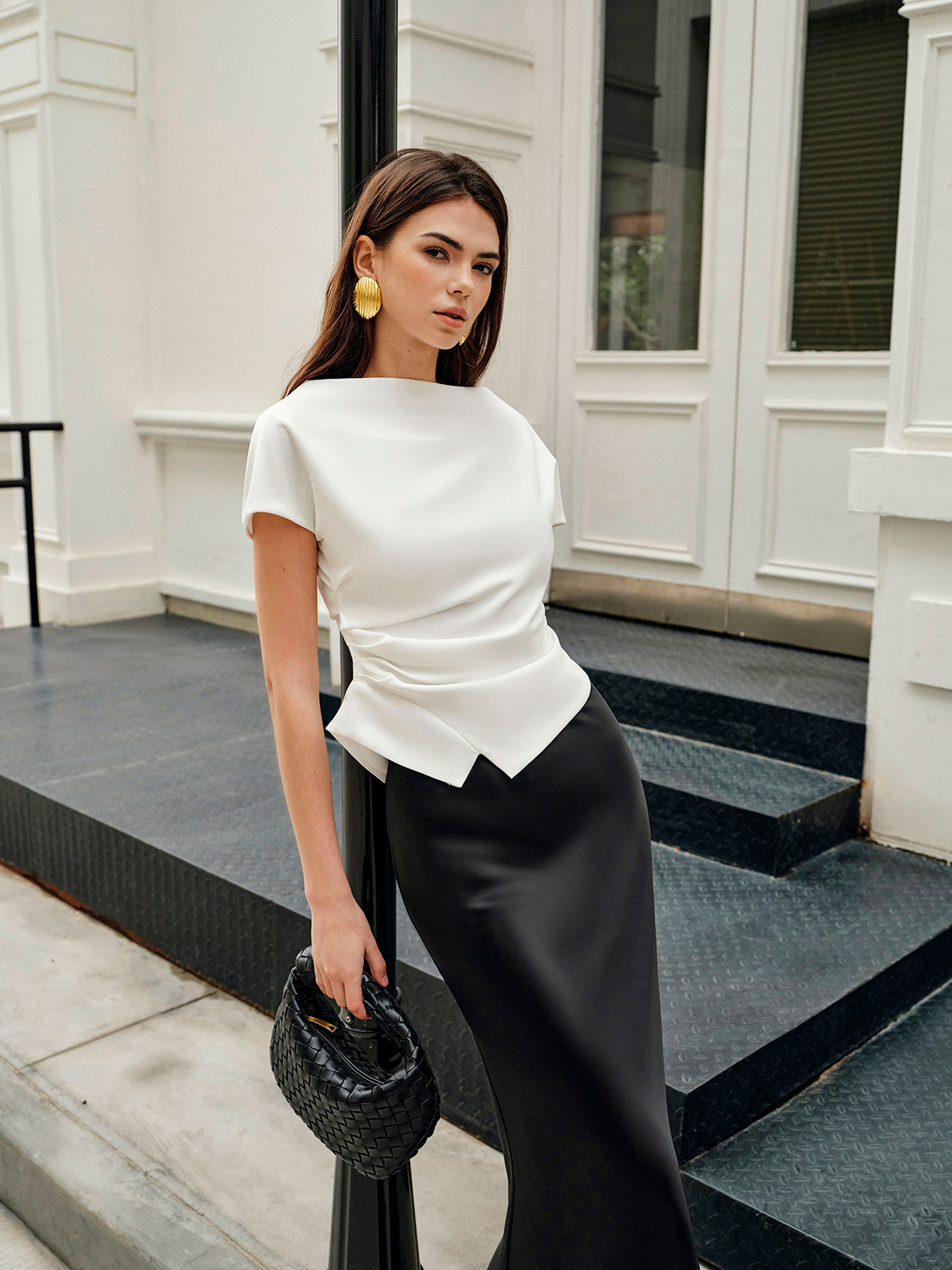 Rielle – T-Shirt mit asymmetrischem Saum und Rüschen 