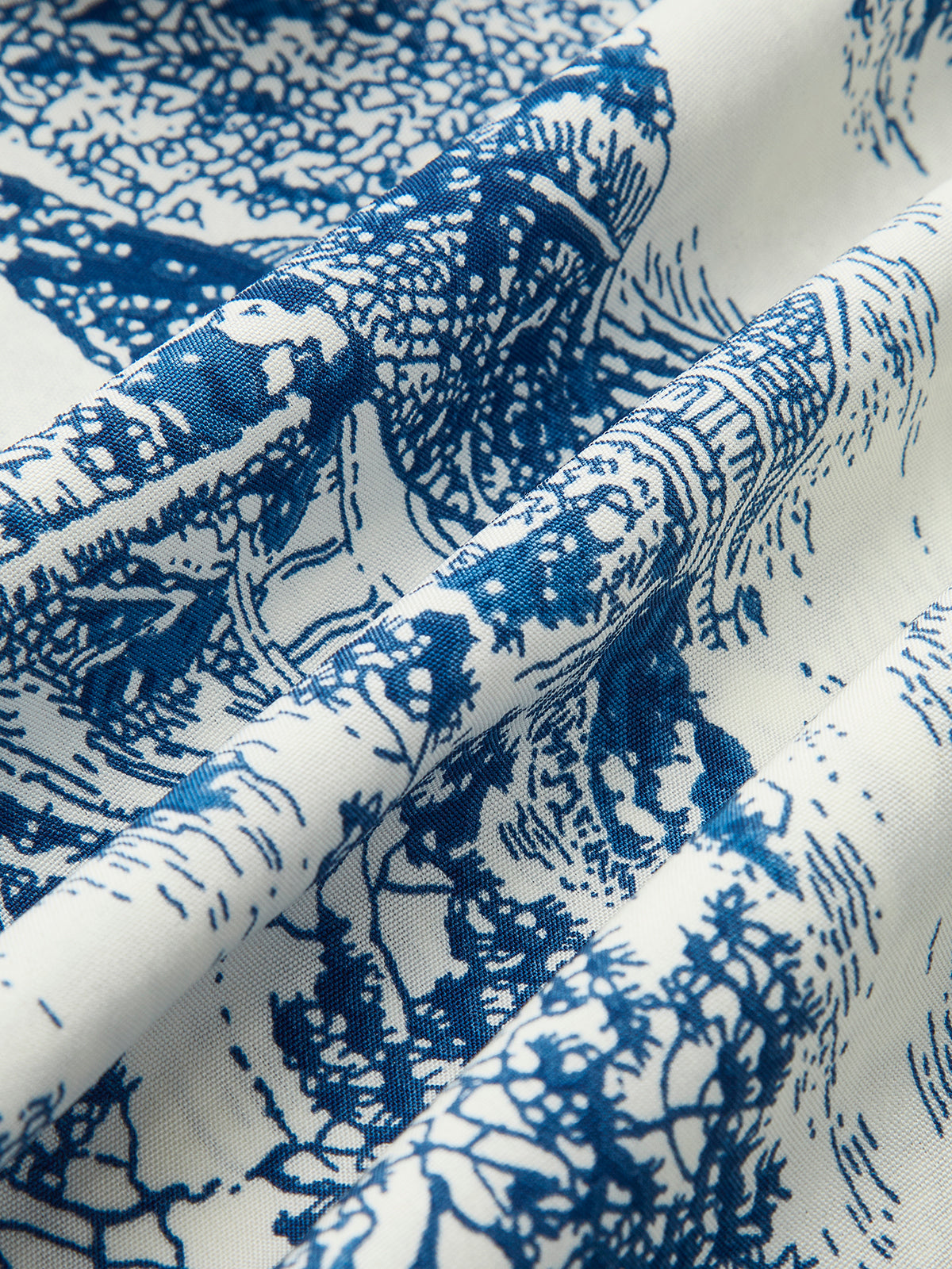 Schulterfreies Kleid mit gesmokten Ärmeln und Lumilace-Print 