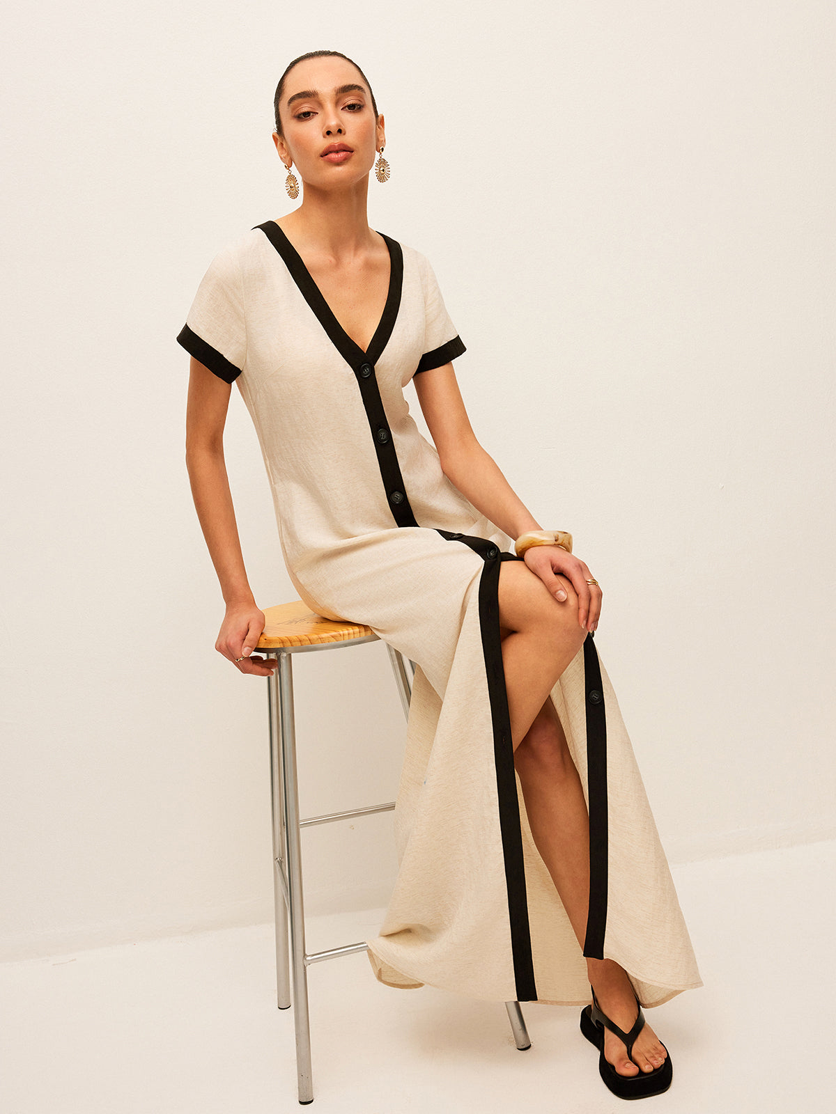 LŽva Kleid aus Baumwolle und Leinen mit hohem Schlitz und Kontrastbesatz 