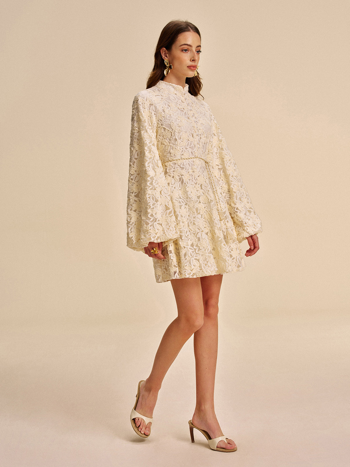 Seraplace – Spitzenkleid mit Glockenärmeln und Gürtel 
