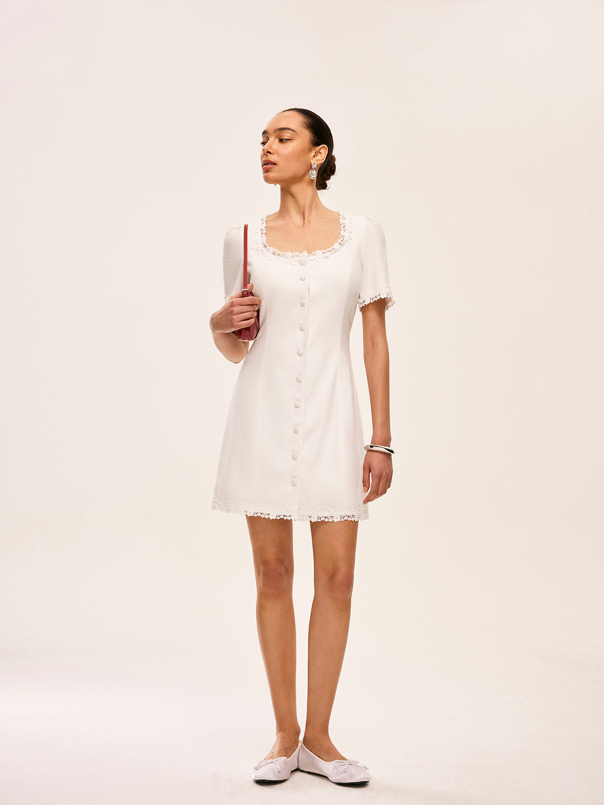 Kleid aus Radispun-Baumwolle und Leinen mit Spitzenbesatz und Knopfdetails 