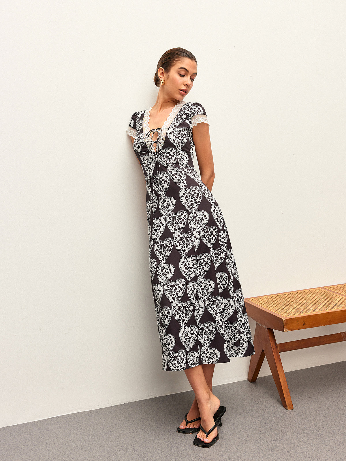 Majestspun – Kleid mit V-Ausschnitt und Schleife und Blumenmuster 