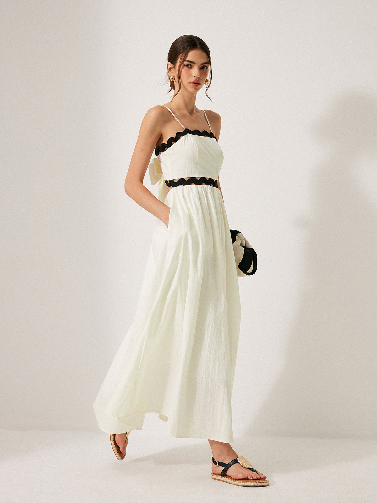Orvys – Kleid mit gewelltem Besatz und Bindeband auf der Rückseite 