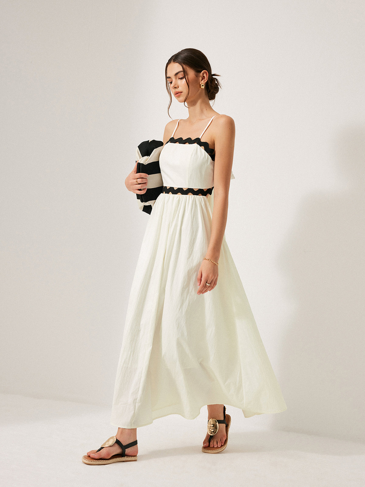 Orvys – Kleid mit gewelltem Besatz und Bindeband auf der Rückseite 