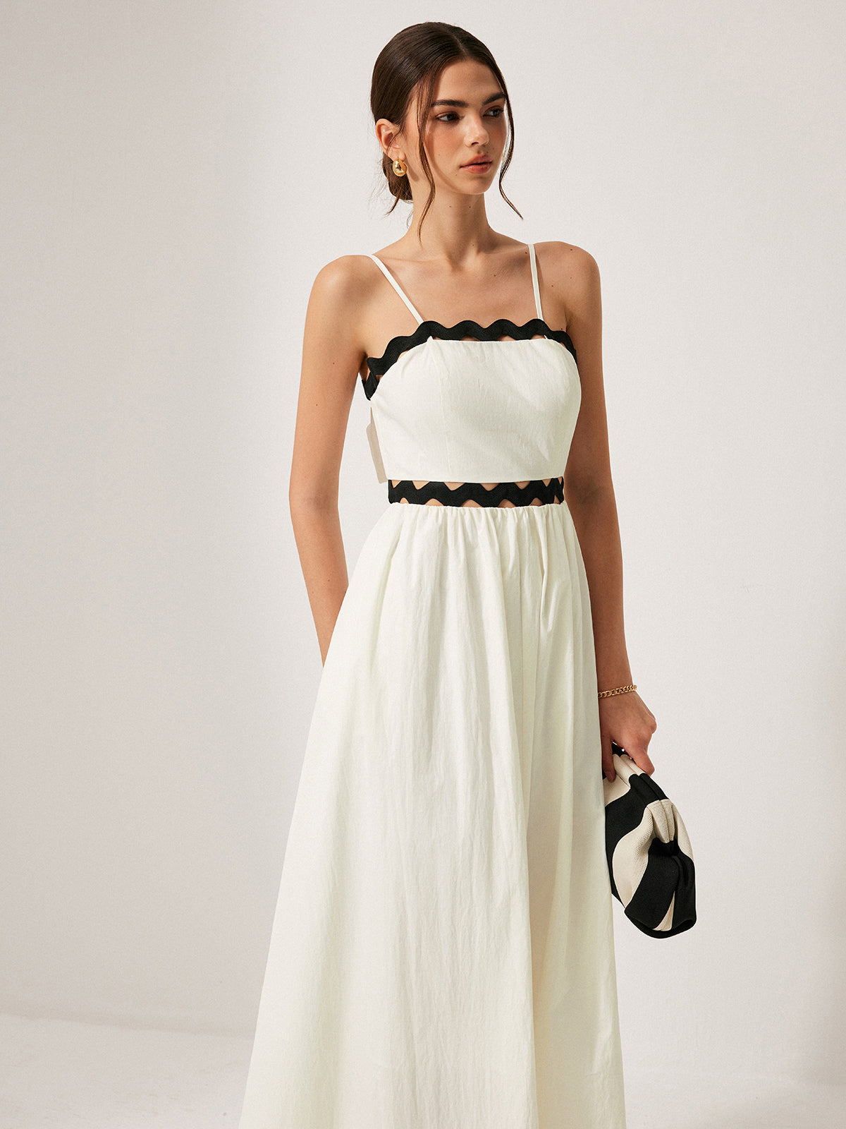 Orvys – Kleid mit gewelltem Besatz und Bindeband auf der Rückseite 
