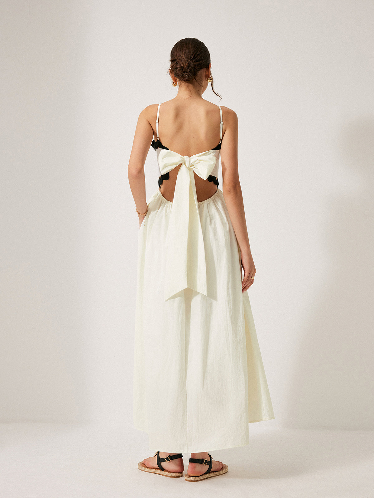 Orvys – Kleid mit gewelltem Besatz und Bindeband auf der Rückseite 