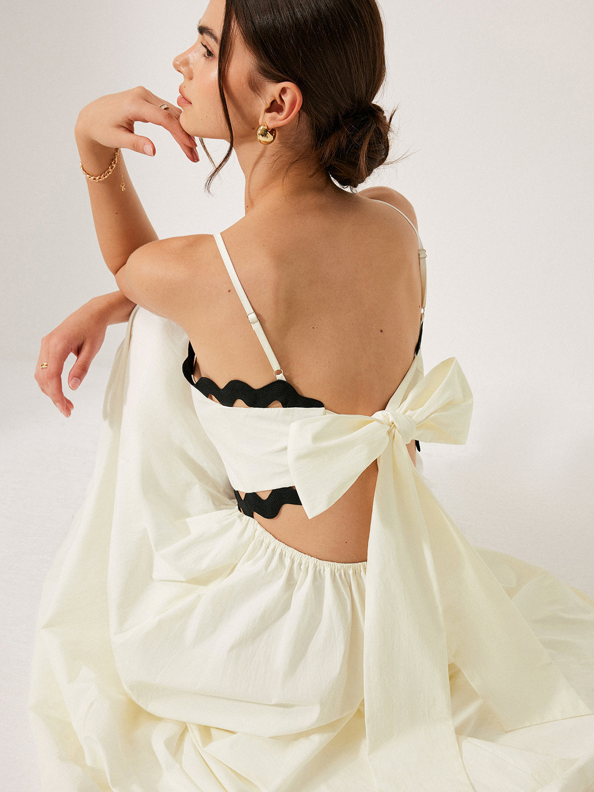 Orvys – Kleid mit gewelltem Besatz und Bindeband auf der Rückseite 