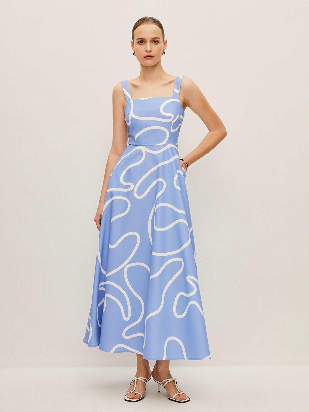 Nara Kleid mit quadratischen Trägern und abstraktem Liniendruck