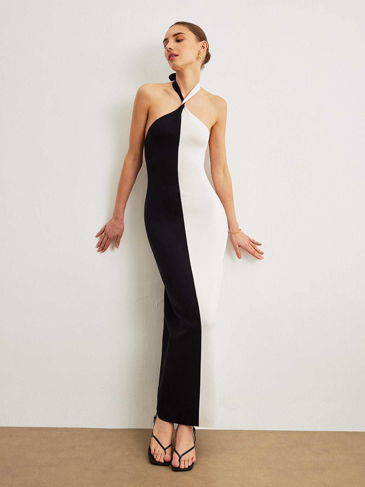 Mondfarbenes, rückenfreies Neckholder-Kleid mit Knoten 