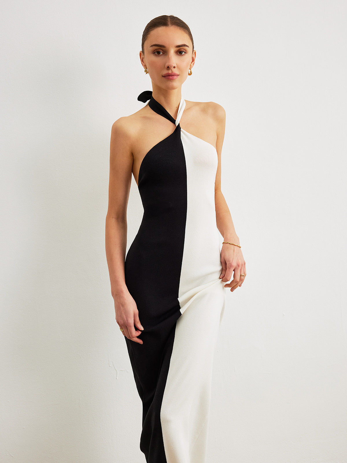 Mondfarbenes, rückenfreies Neckholder-Kleid mit Knoten 
