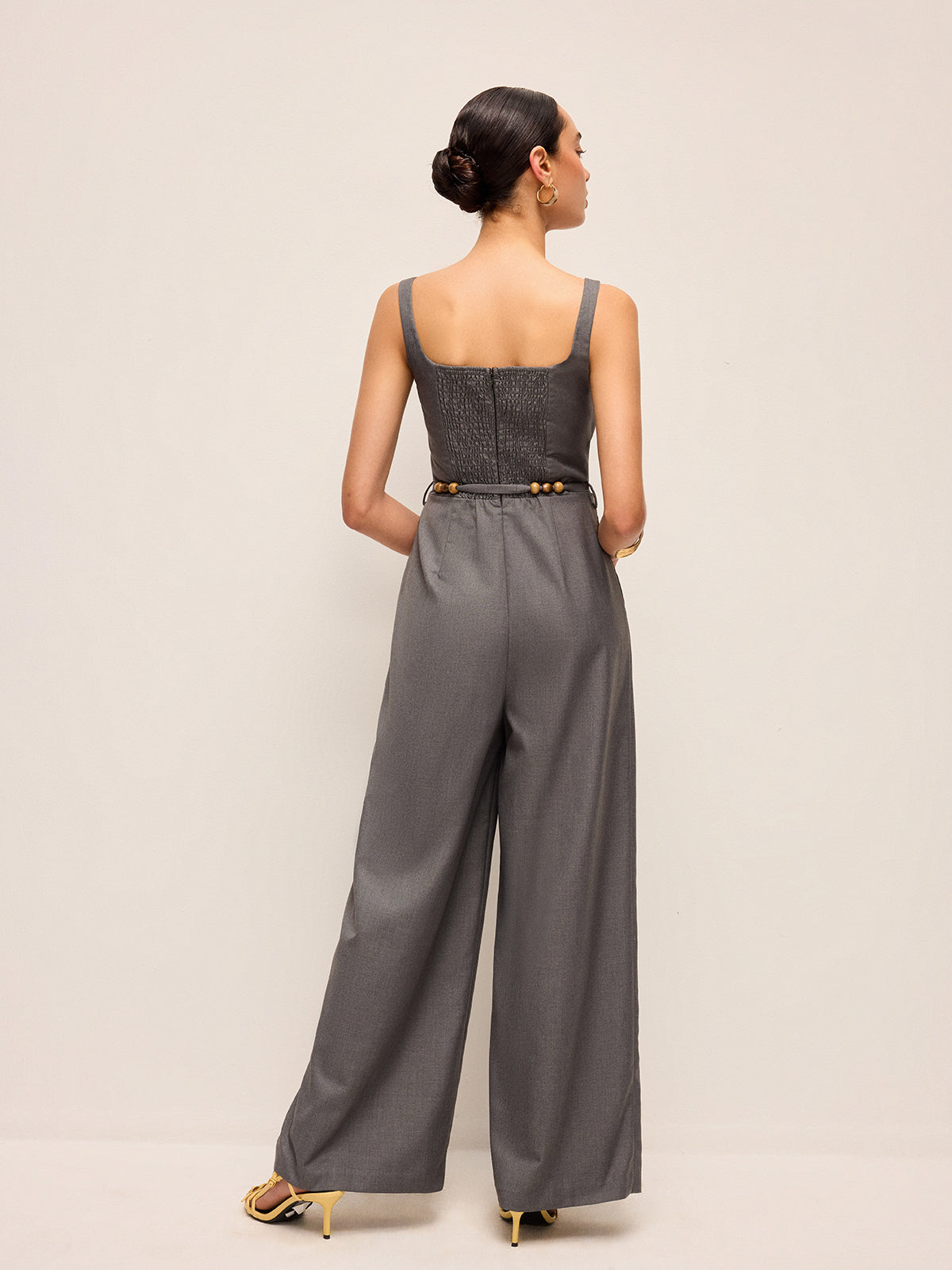 Enchantglow – Jumpsuit med fyrkantig halsringning och skärp, pärlhalsband i midjan 