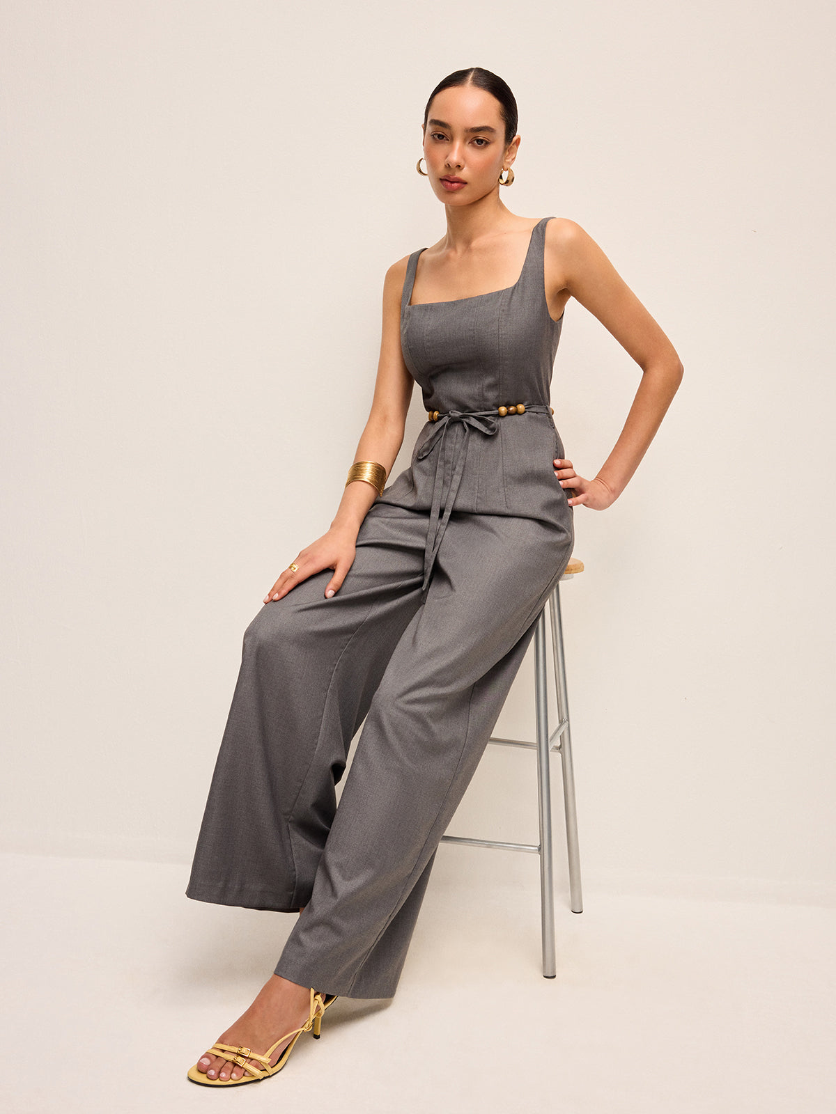 Enchantglow – Jumpsuit med fyrkantig halsringning och skärp, pärlhalsband i midjan 
