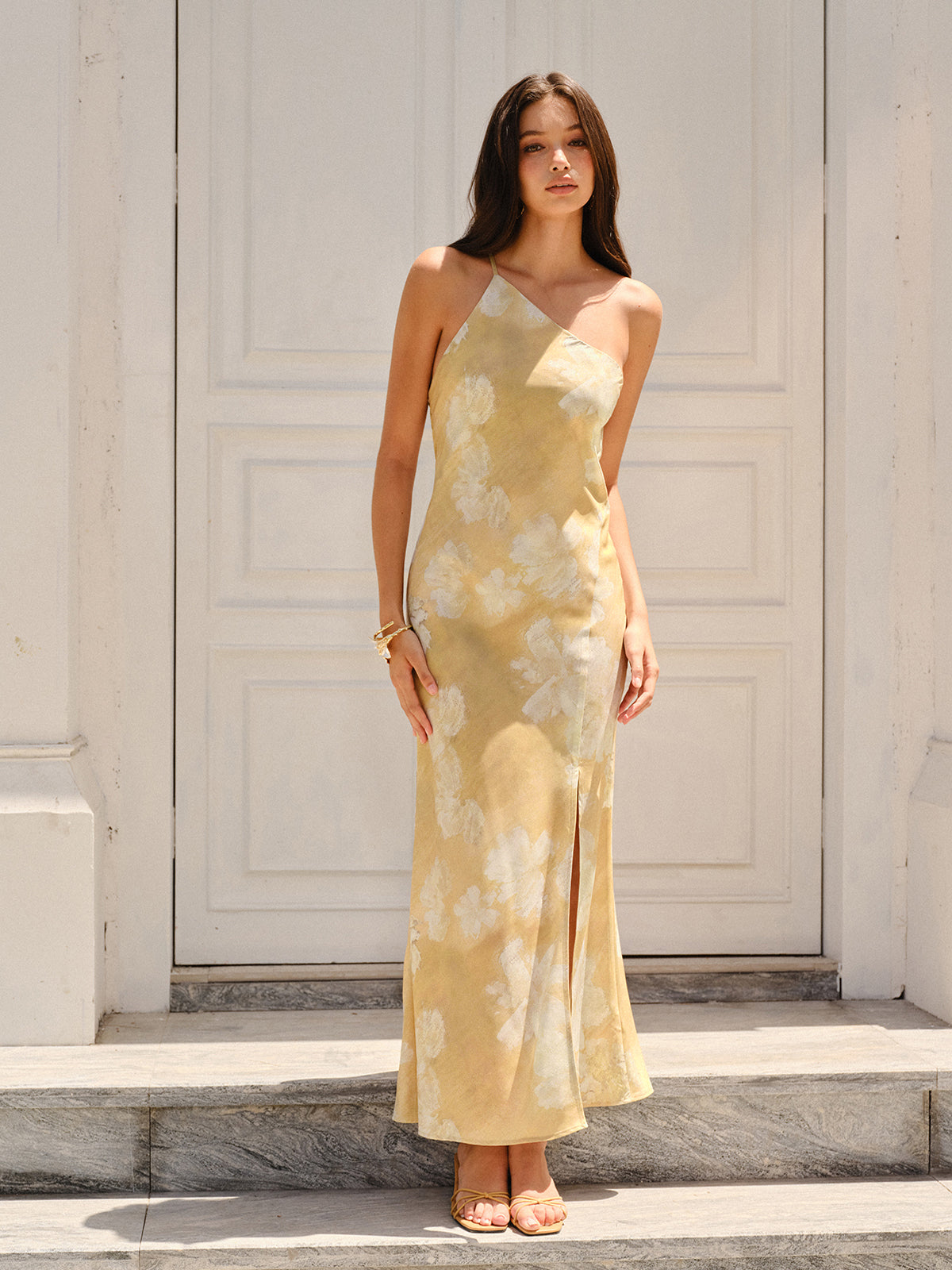 Opulentes Kleid mit hohem Schlitz und Blumendruck