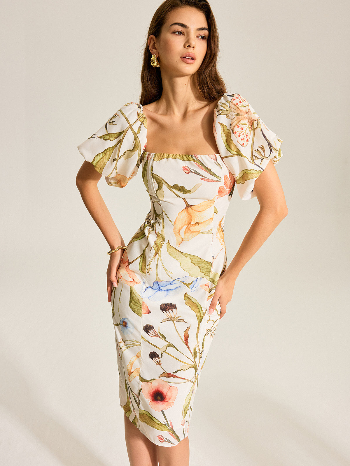 Majestätisches rückenfreies Kleid mit Blumenmuster und Puffärmeln 