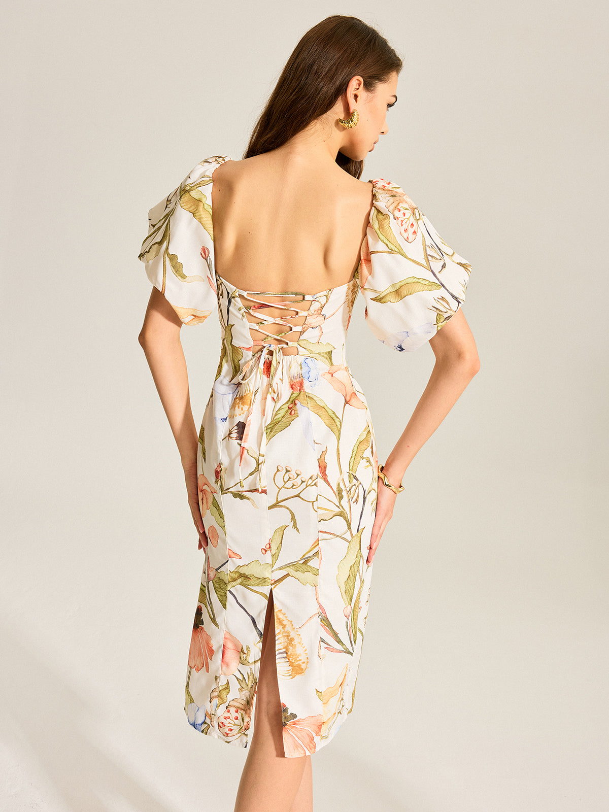 Majestätisches rückenfreies Kleid mit Blumenmuster und Puffärmeln 
