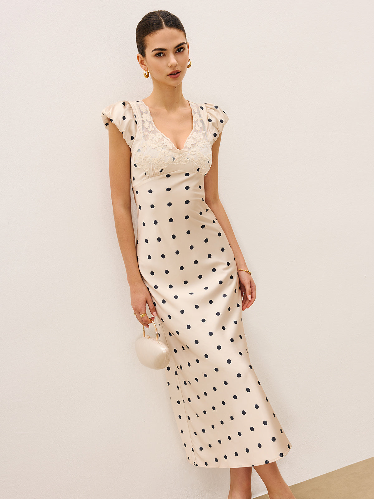 Majestglow – Gepunktetes Kleid mit Spitzenbesatz